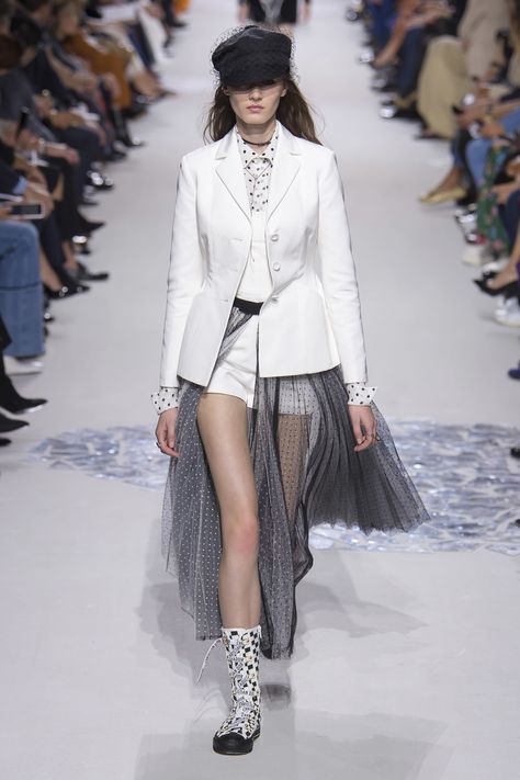 Christian Dior Spring 2018 Ready-to-Wear  Fashion Show Collection Barbie Mode, Fashion Week 2018, To Wear, Dior Fashion, Vogue Russia, Fashion 2018, Fashion Show Collection, Fashion Details, Fashion Week Spring