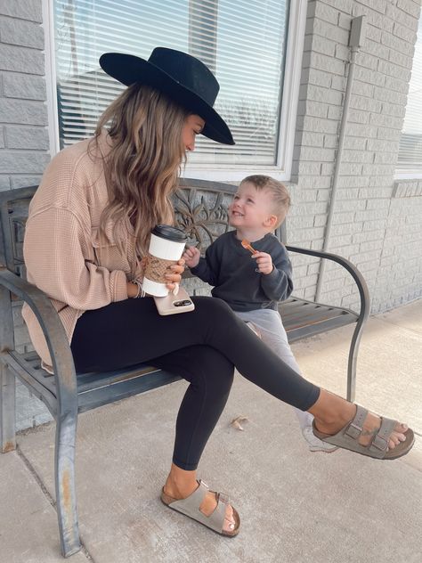 Mom Casual Fall Outfits, Work Outdoor Outfit, Zoo Outfit Mom Casual, Cool Mom Style Summer 2023, Mother Casual Outfit, Casual Brewery Outfit Spring, Stylish Mom Outfits Spring 2023, Summer Transitional Outfits, Updated Mom Style