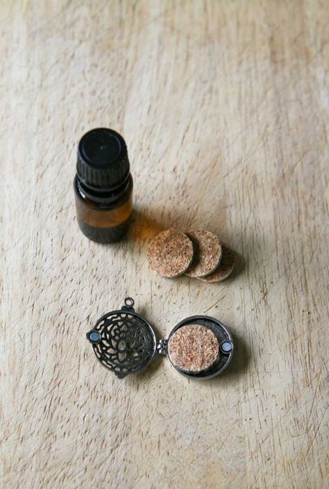 add essential oil to cork pad, insert into pendant Essential Oil Jewelry Diy, Diy Diffuser, Essential Oils Diy, Diffuser Diy, Young Living Essential Oils Recipes, Essential Oil Jewelry, Pioneer Gifts, Diffuser Jewelry, Cork Crafts