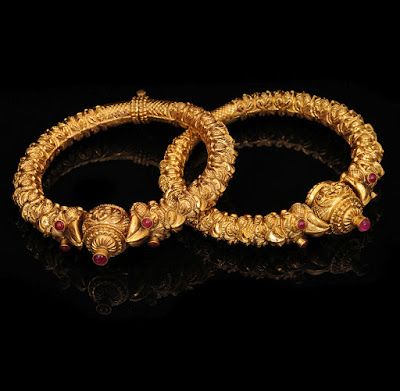 kadas Gold Bangles Indian, Bridal Jewellery Earrings, Gold Bangles For Women, Antique Jewelry Indian, Antique Gold Jewelry, Bridal Bangles, Bangles Jewelry Designs, Gold Bangles Design, Gold Fashion Necklace