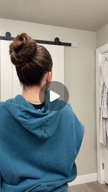 avery jayne on Instagram: "love a good slick back bun 🎀😙🫶 #slickbackbun #slickback #hairinspo #hairtutorial #30daysofhairstyles #explore #explorepage" Slickback Bun, Slick Back Bun, Messy Curly Hair, 2023 Love, Bun Tutorial, Slick Back, Messy Bun, Love A, Hair Tutorial