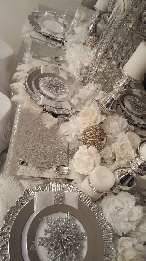 White And Silver Tablescapes, Winter Wonderland Christmas Table Setting, White Silver Table Setting, White And Silver Christmas Tablescapes, Silver And White Christmas Table Decor, Silver Christmas Table Settings, Xmas Table Settings, White Christmas Tablescapes, Silver Tablescape