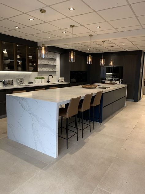 Marble And White Kitchen, Large Kitchen Aesthetic, Simple Modern House Interior, Kitchen Aesthetic Luxury, Luxury Kitchen Aesthetic, Open Plan Kitchen Dining Living, Open Plan Kitchen Living Room, Dream Kitchens Design, تصميم للمنزل العصري