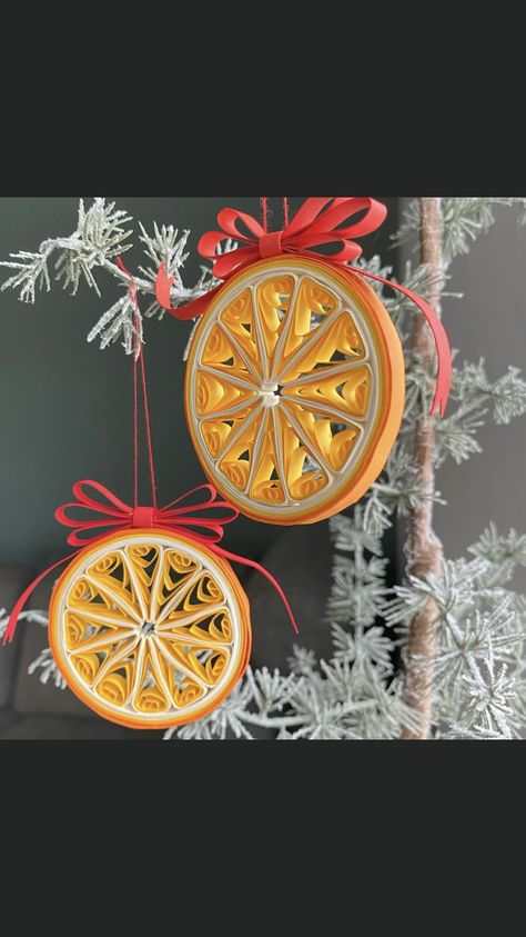 Paper Quilling Christmas Ornaments Diy, Quilled Gingerbread Man, Autumn Quilling Ideas, Free Quilling Patterns Printables, Christmas Quilling Ideas, Diy Quilling Christmas, Quilling Ornaments, Free Quilling Patterns, Playing Card Crafts