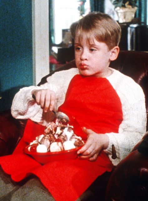 I Ate Like Macaulay Culkin In Home Alone & It Was The Best Weekend Of My Life #refinery29 Macaulay Culkin, Xmas Wallpaper, Brenda Song, Christmas Collage, Christmas Phone Wallpaper, Cute Christmas Wallpaper, Cosy Christmas, Christmas Time Is Here, Christmas Feeling