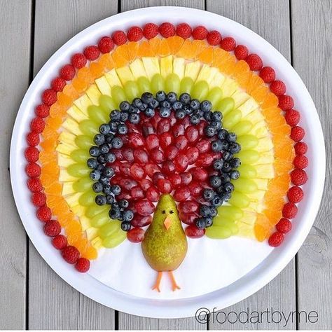 Creative Party Platter Ideas - Pretty My Party - Party Ideas Katering Pernikahan, Kids Food Ideas, Thanksgiving Fruit, Thanksgiving Snacks, Decorações Com Comidas, Party Food Platters, Easy Food Art, Food Carving, Veggie Tray