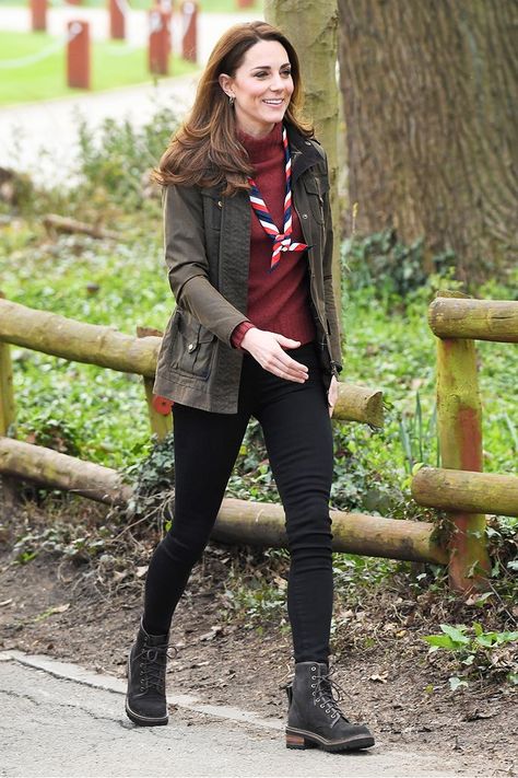 How Kate Middleton Wears Black Skinny Jeans and Ankle Boots This Time of Year Kate Middleton Stil, Moda Kate Middleton, Style Kate Middleton, Duchesse Kate, Looks Kate Middleton, Estilo Kate Middleton, Chloe Boots, Barbour Jacket, Middleton Style