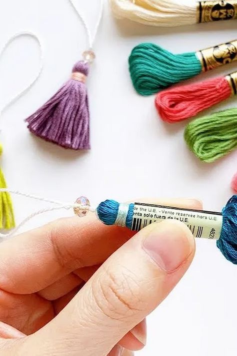 How to Make 2 Tassels from 1 Embroidery Floss Skein Diy Embroidery Floss Tassel, Beaded Tassels Tutorial, Embroidery Floss Projects, Tassels Diy Tutorials, Tassel Jewelry Diy, Embroidery Floss Crafts, Tassel Embroidery, Tassels Tutorials, Daily Crafts