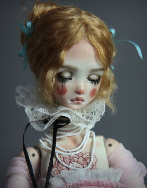 "15″ Brand New Body - Forgotten Hearts dolls are Fine Art Porcelain BJD Dolls that are meticulously hand crafted one at a time. They are made by artists AiiS Roman & Gamalier Bravo. They require many days of dedication, therefore only a few dolls are available every month. You can reach us in all social media @fhdolls About the Porcelain doll: Porcelain Ball Jointed \"BJD\" Doll , Brand new, never used and sold directly by the artists Aiis Roman & Gamalier Bravo From our 15��″ 2018 Fine Art BJD Do Porcelain Doll Makeup, Doll Aesthetic, Cuadros Star Wars, Ball Jointed Doll, Doll Makeup, Jointed Dolls, Doll Costume, Creepy Dolls, Doll Repaint