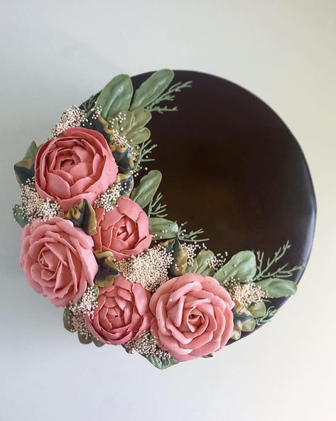 Cake Art Buttercream Frosting Leslie Vigil Ceramic Paste, Chocolate Ice Cream Cake, Cakes Inspiration, Buttercream Roses, Birthday Cake Pictures, Buttercream Flower Cake, 33rd Birthday, Cake Name, Buttercream Cakes