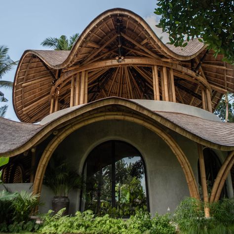 Island Home Exterior, Bamboo House Bali, Bali Architecture, Bamboo Roof, Bamboo Building, Circular Buildings, Natural Building Materials, Bamboo House Design, Bamboo Structure