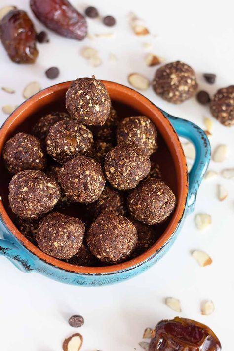 Cocoa Energy Balls, Chocolate Energy Balls, Cacao Powder Recipe, Vanilla Protein Shake, Energy Balls Recipe, Coconut Milk Chocolate, Energy Bars Recipe, Comfort Food Chicken, Cocoa Cake