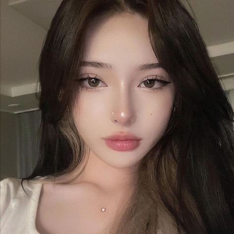 beautiful girl makeup Simple Ulzzang Makeup, Simple Makeup Looks Asian, Deer Face Makeup Korean, Makeup Ulzzang Korean, Douyin Makeup On White Features, Douyin Makeup White Woman, Vietnamese Makeup Looks, New Jeans Makeup Look, Ulzzang Makeup Natural