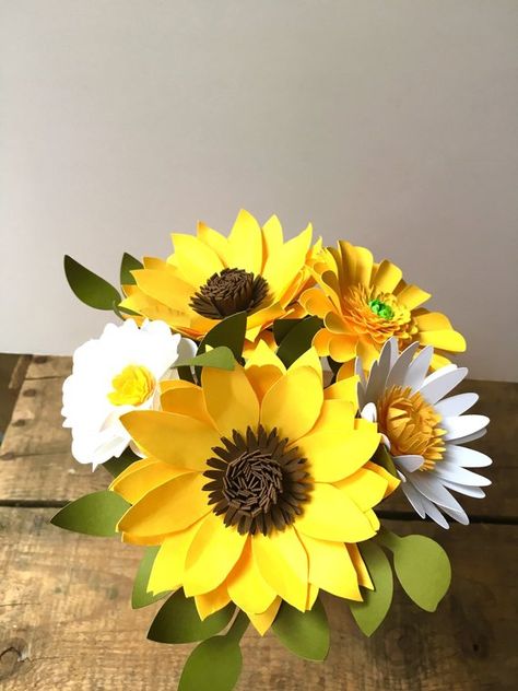 Paper Sunflower Flower Arrangement - Centerpiece - Daisies First Anniversary Paper, Paper Flower Arrangements, Sunflower Party, Sunflower Arrangements, Presente Diy, Paper Sunflowers, Sunflowers And Daisies, Making Flowers, Paper Flower Decor