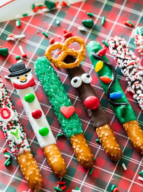 Christmas Pretzel Rods, Halloween Pretzels Rods, Christmas Pretzel, Christmas Pretzels, Halloween Pretzels, Dipped Pretzel Rods, Chocolate Covered Pretzel Rods, Chocolate Dipped Pretzels, Holiday Sprinkles