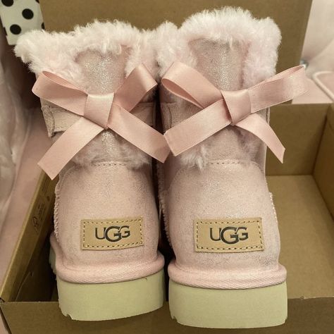 Coquette Winter, Cute Uggs, Uggs With Bows, Boots For Winter, Pretty Sneakers, Pink Uggs, Dr Shoes, Pink Xmas, Pretty Shoes Sneakers