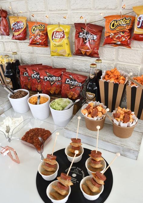 Cheap Backyard Birthday Party Ideas, Tacobar Party, Walking Taco Bar, Taco Bar Party, Bonfire Birthday, Party Food Bars, Walking Taco, Walking Tacos, Graduation Party Foods