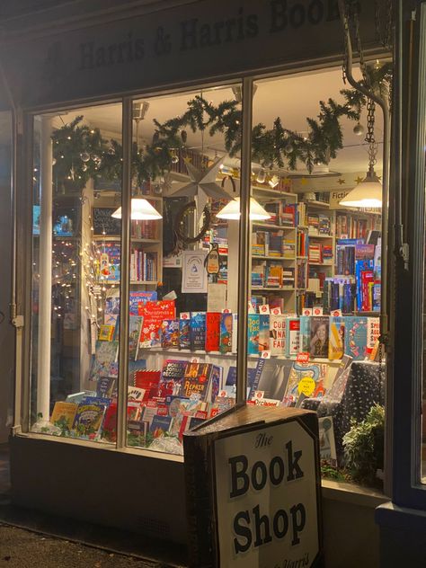 Bookstore Christmas Decorations, Christmas Bookstore Aesthetic, Bookstore Christmas, Christmas Bookstore, Nyc Bookstore, Bookstore Aesthetic, Christmas Medley, Christmas Nyc, Go To New York