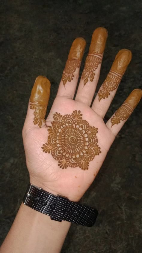 Plain Mehndi Design, Mehdi Degine Simple, Instagram Highlight Love Icon, Elegant Mehendi, Aesthetic Henna Designs, Aesthetic Henna, Latest Finger Mehndi Designs, Mhndi Design, Finger Mehndi Designs