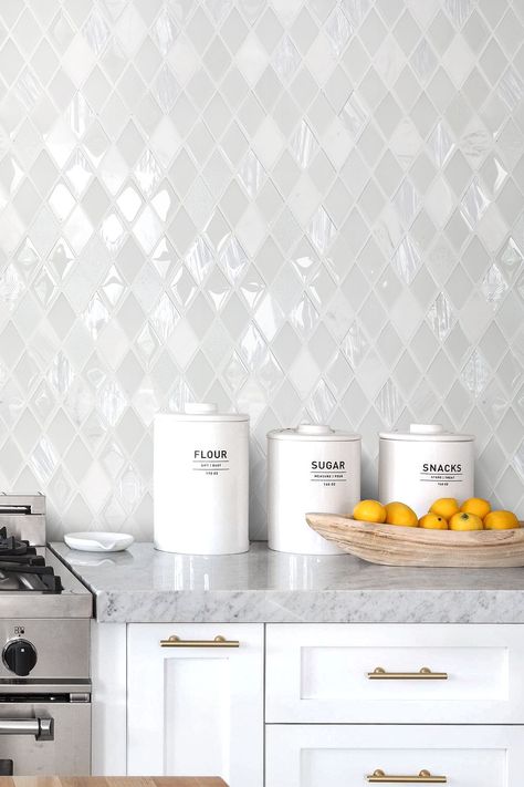 Marble Back Splash, Glass Mosaic Tile Backsplash, White Tile Kitchen Backsplash, Hamptons Kitchen, Patterned Tile Backsplash, Countertop Backsplash, White Kitchen Backsplash, White Tile Backsplash, White Marble Tiles