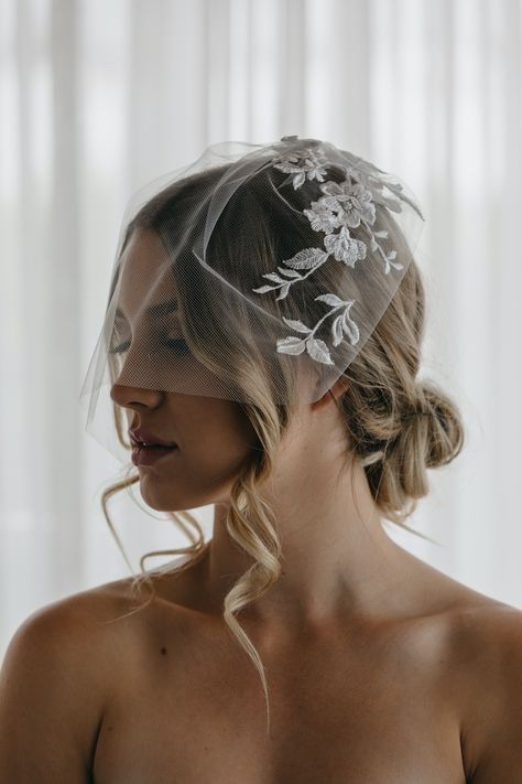 Wedding Updo With Birdcage Veil, Alternatives To Bridal Veil, Alternative To Veil Bridal Headpieces, Small Veil Wedding, Short Face Veil Wedding, Lace Birdcage Veil, Wedding Hairstyles With Birdcage Veil, Birdcage Veil With Hair Down Vintage, Wedding Veil Birdcage