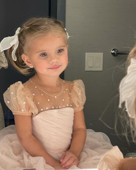 I’m going to be a flower girl tonight! I just got all ready! ❤️ | Instagram Halston Blake Fisher, Blonde Baby Girl, Petite Blonde, Blonde Kids, Blonde Babies, Drømme Liv, Moms Goals, Foto Baby, Elsa Hosk