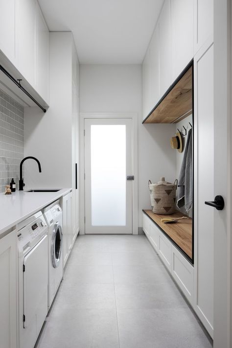 Hamptons Laundry, Contemporary Mudroom, Mud Room Laundry Room Combo, Laundry/mudroom Ideas, Mudroom Laundry Room Ideas, White Laundry Room, Utility Room Designs, Laundry Mudroom, Hang Bags