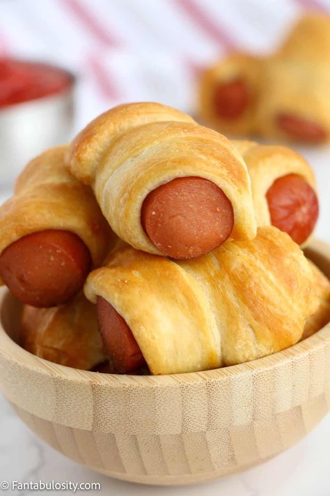 These air fryer pigs in a blanket are SO easy and the kids go wild for them!! Only two ingredients! #air #fryer #pigs #blanket #recipe #easy Freezable Appetizers, Freezer Appetizers, Pigs Blanket, Classy Appetizers, Air Fry Recipes, Quick And Easy Appetizers, Pigs In A Blanket, Air Fryer Recipes Easy, Picnic Food