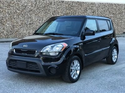 Small Kia Car, 2013 Kia Soul, Cars For Teenagers Black, Black Kia Soul, Small Cars For Teens, Kia Soul Aesthetic, Car Thoughts, Cube Car, Kia 2017