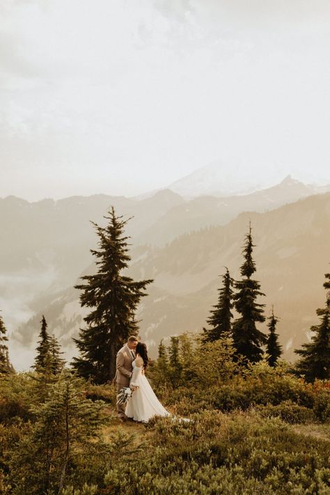 12 Epic Mountain Wedding Venues in Washington State | Claudia Noelle Photography - Seattle Wedding Photographer Washington State Photoshoot, Washington State Engagement Photos, Elopement Washington State, Mountain Vow Renewal, Wedding Venues Washington State, Mountain View Weddings, Outdoorsy Wedding, Mountain Photoshoot, Washington Mountains