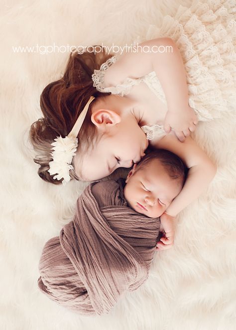 I love posing siblings with newborns!  www.tgphotographybytrisha.com Tulsa Area Newborn Photographer Siblings Photoshoot, Baby Brothers, Sibling Photography Newborn, Photo Bb, Newborn Sibling, Sibling Pictures, Baby Fotografie, Sibling Poses, Sibling Photography