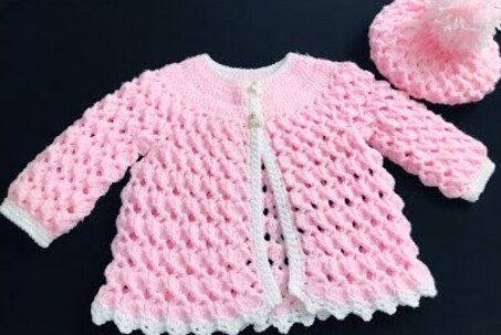 This easy fan stitch crochet cardigan is a cute one hour baby sweater crochet pattern. The pattern is for baby girls newborn to eight years old. Crochet Baby Cardigan Free Pattern, Crochet Baby Sweater Sets, Bebe Video, Crochet For Baby, Baby Cardigan Pattern Crochet, Jacket Crochet, Crochet Baby Sweater Pattern, Crochet Baby Jacket, Crochet Baby Sweaters