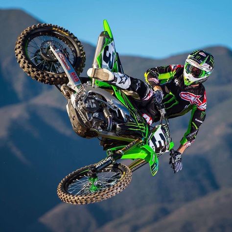 Supercross Wallpaper, Dirt Bike Videos, Motocross Outfits, Motocross Photography, Kawasaki Dirt Bikes, Eli Tomac, Bike Stunt, Bike Freestyle, Ktm Dirt Bikes