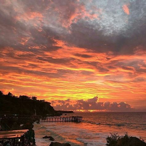 “Sunset is almost always beautiful. But if you meet him with the person you love, he is simply incredible!” 🌅 — Harry Simanovich Black Color Hairstyles, Color Hairstyles, Sunset Sea, Sky Pictures, Look At The Sky, Sky Photos, Gorgeous Sunset, Sunset Landscape, Sunset Wallpaper