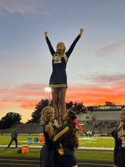 Umich Aesthetic, Cheerleading Picture Poses, Cheer Team Pictures, High School Cheerleading, Cheer Photography, Cheer Captain, School Cheerleading, Cute Cheer Pictures, Cheers Photo