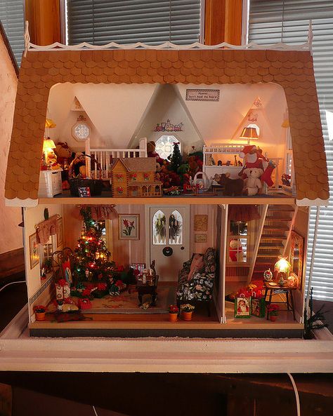 A Christmas Cottage by Jack English, via Flickr Dollhouse Christmas Decorations, Dollhouse Holiday, Santa's House, Christmas Shadow Boxes, Dollhouse Christmas, Christmas Cottage, Colonial Christmas, Doll House Crafts, Dolls House Interiors