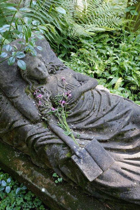 cottagecore fairycore peaceful anticapitalist Royal Academia, Cemetery Angels, Cemetery Statues, Cement Garden, Grave Flowers, Ancient Statues, Old Cemeteries, Cemetery Flowers, Celestial Art