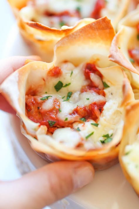 Mini Lasagna Cups - The easiest, simplest lasagna you will ever make, conveniently made into single-serving portions! Lasagna Bites, Mini Antipasti, Mini Lasagna, Lasagna Cups, Wonton Wrapper Recipes, Wonton Cups, Cheese Mozzarella, Won Ton, Wonton Recipes