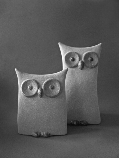 Owl Pottery, Easter Pottery, Stuff To Make, Owl Statue, Clay Owl, Owl Sculpture, Beginner Pottery, Pottery Animals, Sculpture Art Clay