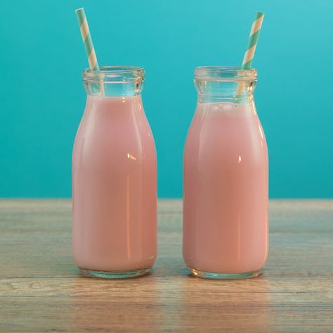 SPIKED STRAWBERRY MILK 1 1/2 oz. (45ml) Vodka 1 1/2 oz. (45ml) Strawberries & Cream Irish Cream 4 oz. (120ml) Strawberry Milk PREPARATION 1. Add ice to shaking glass and pour over vodka and irish cream. Add strawberry milk and shake well to mix. 2. Strain mix into glass bottle and garnish with a straw. DRINK RESPONSIBLY! Spiked Strawberry Lemonade Recipe, Boozy Strawberry Lemonade, Frozen Strawberry Lemonade Vodka, Boozy Strawberry Milkshake, Vodka Mixers, Strawberry Liqueur, Milkshake Flavours, Tequila Rose, Strawberry Shake