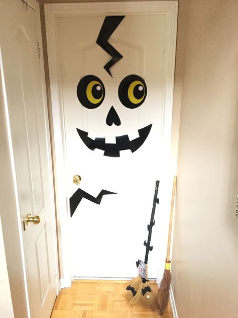 Haloween Decoracion Diy, Deco Porte Halloween, Puertas Halloween, Puerta Halloween, Halloween Door Decorations Classroom, Porta Halloween, Diy Halloween Door Decorations, Veselý Halloween, Halloween Classroom Decorations