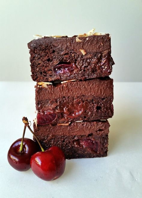 Black Forest Brownies, Aquafaba Recipes, Easy Gluten Free Desserts, Raw Vegan Desserts, Vegan Bar, Vegan Brownie, Gluten Free Desserts Recipes, Raw Desserts, Vegan Dessert