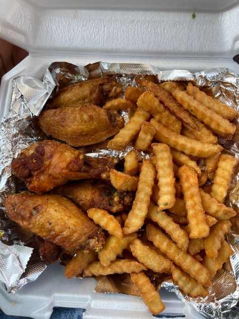 Wings And Fries, Cajun Fries, Loaded Fries, Fried Chicken Wings, Cheese Fries, Snap Food, Food Snapchat, French Fries, Different Recipes