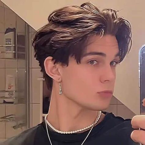 Fesyen Rambut Lelaki, Guy Haircuts Long, Men Haircut Curly Hair, Middle Part Hairstyles, Fesyen Rambut, Mens Hairstyles Thick Hair, Wavy Hair Men, Hair Inspiration Short, Men Haircut Styles