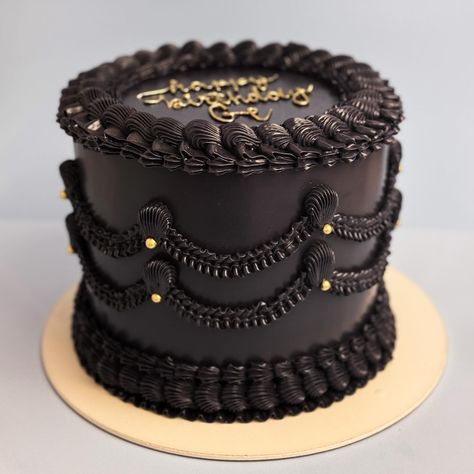 🖤 #vintagecake #bolovintage #bolopreto #blackcake Black Vintage Cake, Black And Gold Birthday Cake, Witchy Birthday, Bolo Vintage, Gold Birthday Cake, Black Cake, B Day Cake, Salem Massachusetts, My Bday