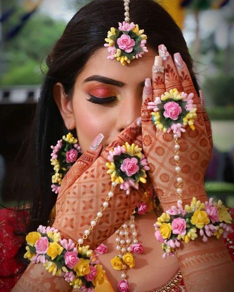 विवाह की दुल्हन, Flower Jewellery For Haldi, Flower Jewellery For Mehndi, शादी की तस्वीरें, Fresh Flower Jewelry, Flower Jewelry Designs, Wedding Flower Jewelry, Bridal Mehndi Dresses, Wedding Jewelery