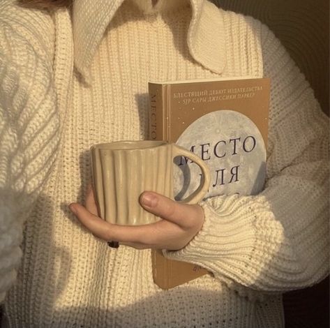 Bookstagram Inspiration Aesthetic, Book Photography Instagram, Bookstagram Inspiration, Fotografi Vintage, Book Instagram, Foto Vintage, Beach Reading, Foto Ideas Instagram, Coffee And Books