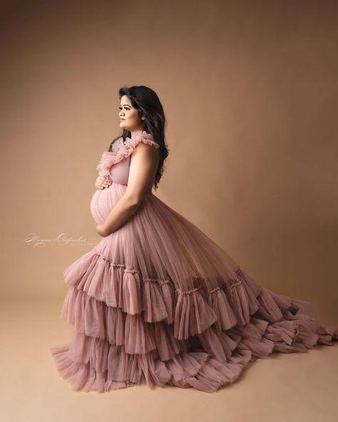 Maternity Gown Styles, Diy Maternity Gown, Maternity Shoot Dresses, Maternity Gown Photography, Bohemian Dresses Short, Single Poses, Indian Maternity, Photoshoot Dresses, Gown Photography