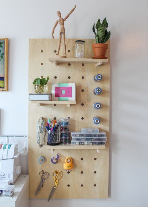 DIY WOODEN PEG BOARD How-to + Video Sewing Office Room, Wooden Peg Board, Peg Board Shelves, Diy Peg Board, Peg Board Walls, Wooden Pegboard, Studio Workspace, Jigsaw Projects, Peg Wall