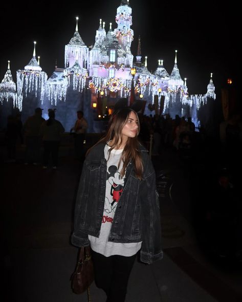 Disney weekend ♥️ | Instagram Josi Pellicano, Model Chic, December Outfits, Aesthetic Vogue, Cute Disney Outfits, Preppy Southern, Cute Icon, Fall Inspo, December 17